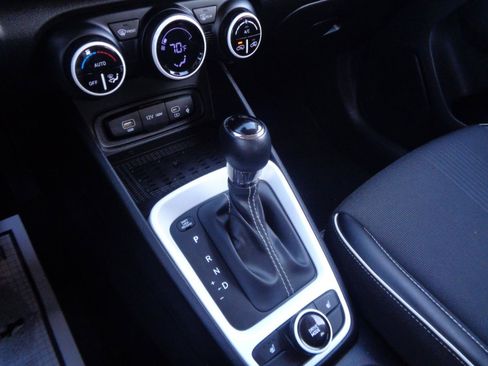 Used 2023 Hyundai Venue Limited image 32