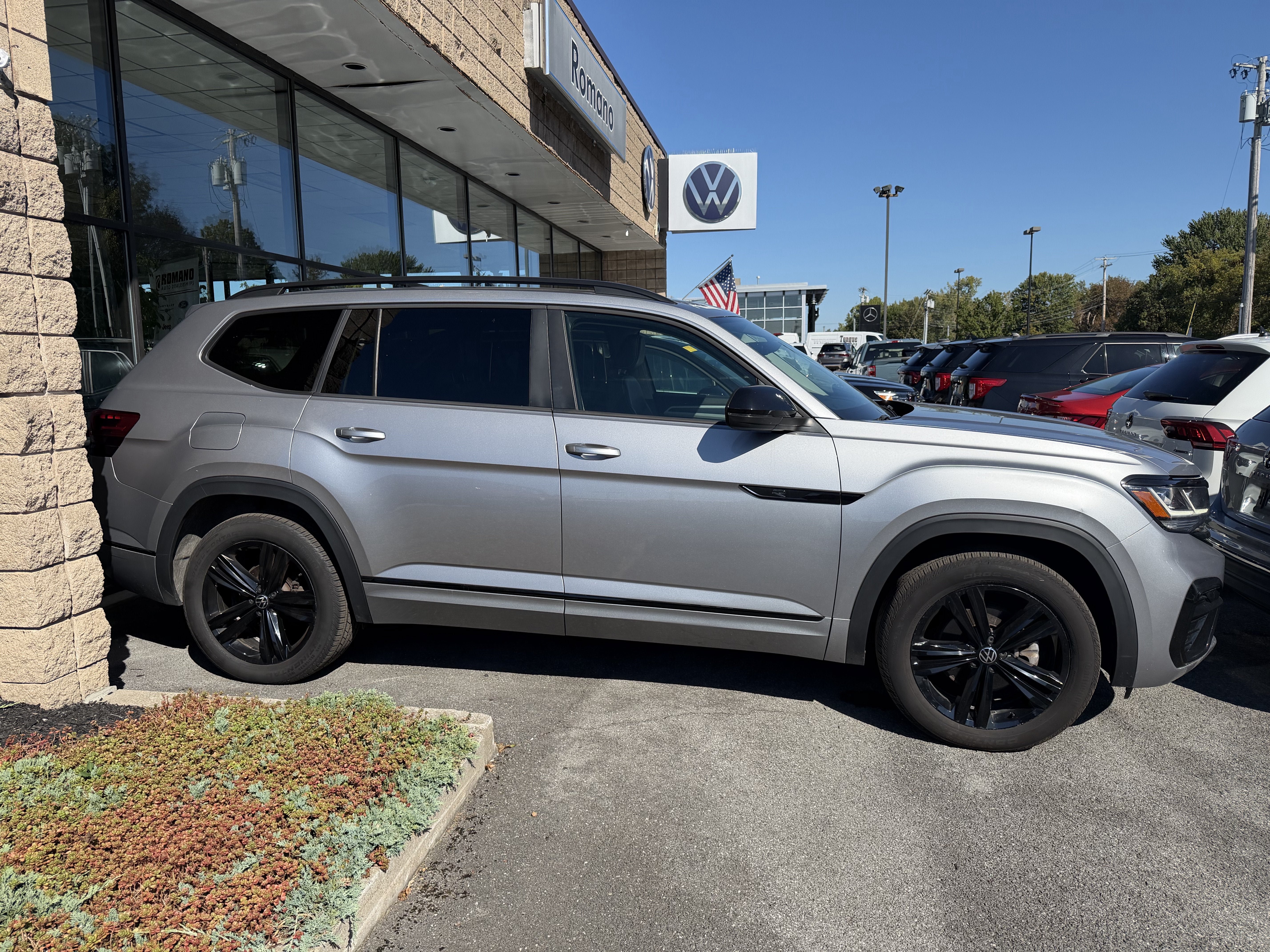 Used 2023 Volkswagen Atlas SEL R-Line AWD/4WD image 5