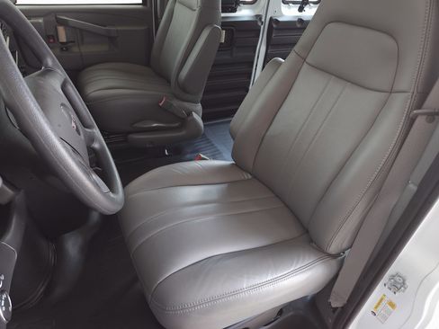 Used 2025 GMC Savana 2500 w/ Driver Convenience Package image 10