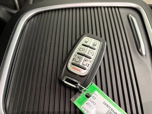 Used 2023 Chrysler Pacifica Limited image 46