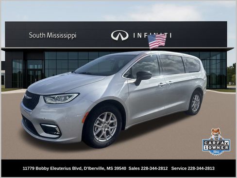Used 2024 Chrysler Pacifica Touring-L FWD image 1