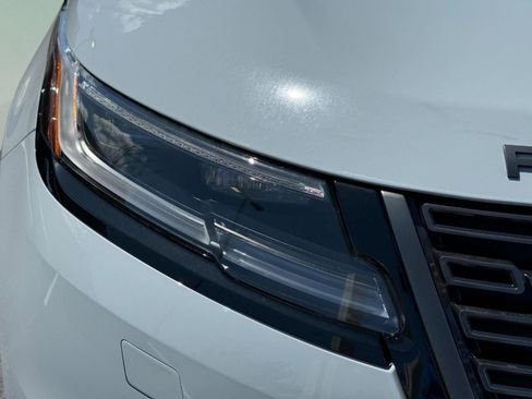 Used 2026 Land Rover Range Rover Velar Dynamic SE image 9