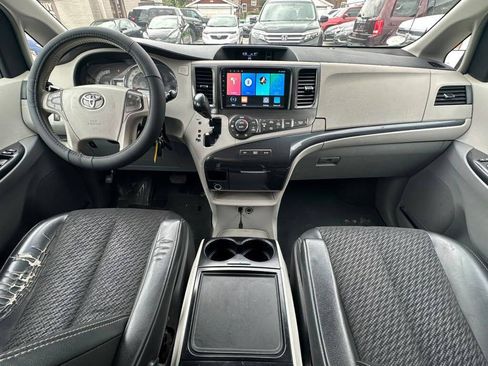 Used 2012 Toyota Sienna SE FWD image 16