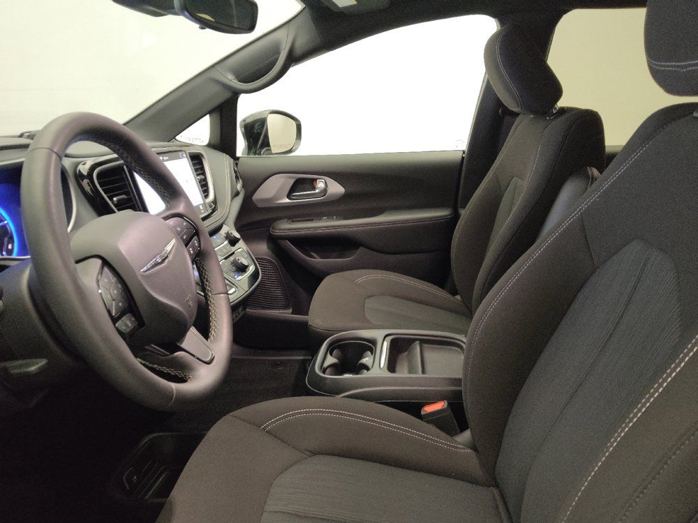 Used 2024 Chrysler Pacifica Touring FWD image 17