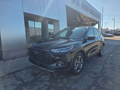 Used 2025 Ford Escape ST-Line w/ Equipment Group 301A image 2