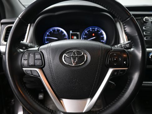 Used 2019 Toyota Highlander SE w/ Carpet Mat Package (TMS) image 11