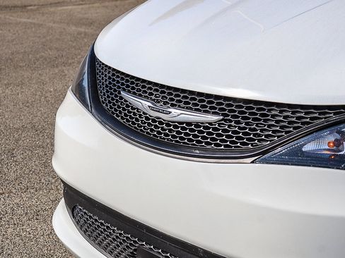 Used 2022 Chrysler Voyager LX image 6