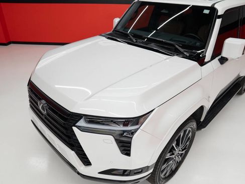 Used 2024 Lexus GX 550 w/ Cold Area Package AWD/4WD image 3