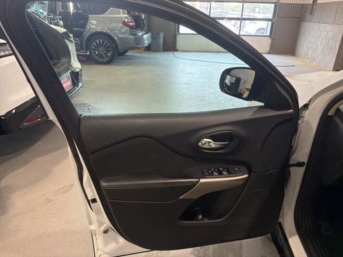 Used 2017 Jeep Cherokee Sport FWD image 18