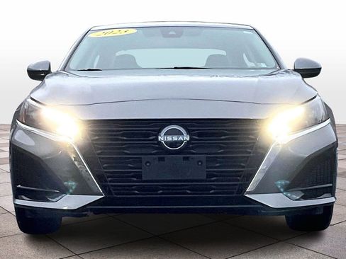 Used 2023 Nissan Altima 2.5 SV w/ SV Premium Package image 3