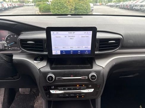 Used 2020 Ford Explorer XLT w/ Equipment Group 202A AWD/4WD image 14