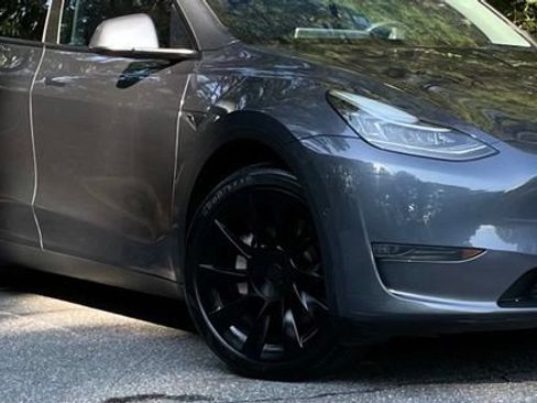 Used 2022 Tesla Model Y Long Range AWD/4WD image 9