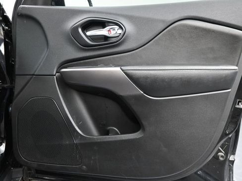 Used 2019 Jeep Cherokee Limited image 30