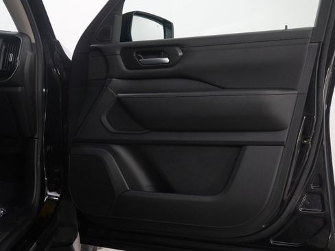 Used 2025 Nissan Armada SV AWD/4WD image 9
