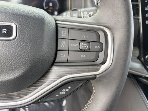 Used 2024 Jeep Wagoneer L Series III w/ Flexible Seating Group AWD/4WD image 9