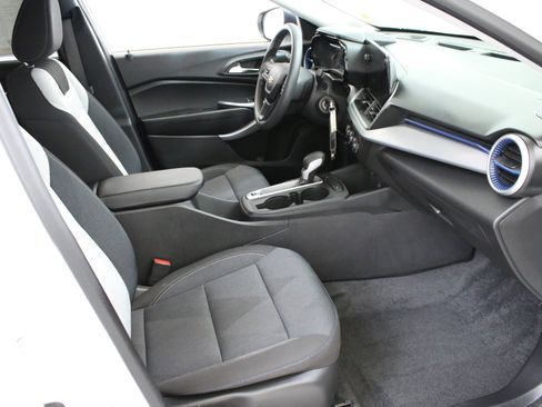 Used 2025 Chevrolet Trax LS image 30