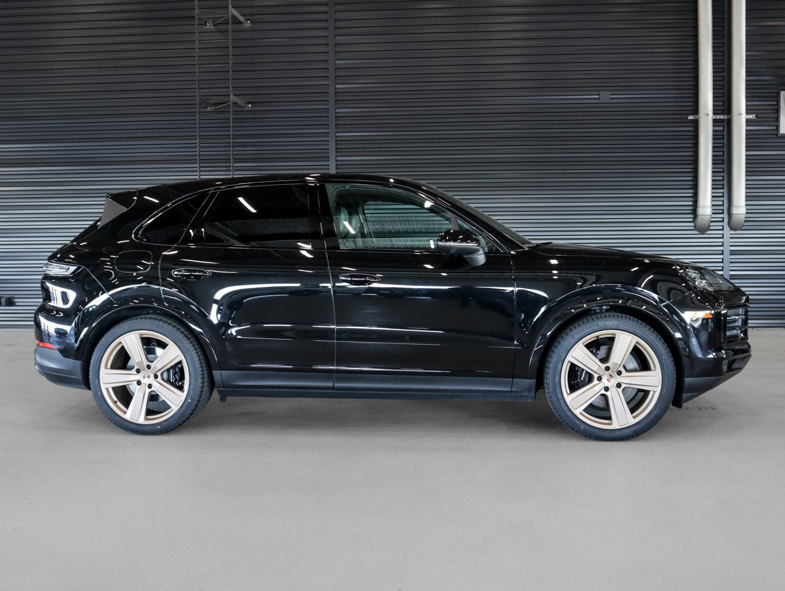 Certified 2024 Porsche Cayenne w/ Premium Package AWD/4WD image 11