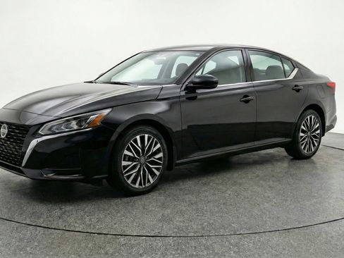 Used 2025 Nissan Altima 2.5 SV image 3