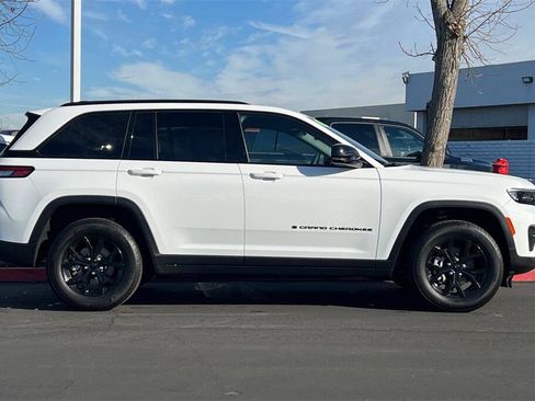 Used 2025 Jeep Grand Cherokee Altitude image 3