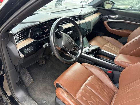 Used 2019 Audi e-tron Prestige w/ Prestige Package AWD/4WD image 2