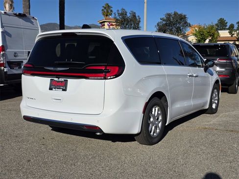 New 2026 Chrysler Pacifica Select image 4