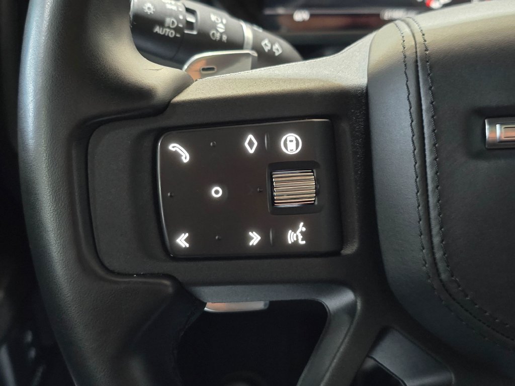 Used 2025 Land Rover Defender 110 V8 AWD/4WD image 18