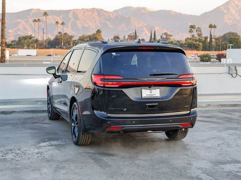 New 2026 Chrysler Pacifica Select w/ S Appearance Package image 7