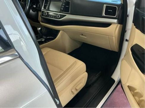 Used 2019 Toyota Highlander XLE AWD/4WD image 7
