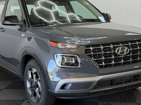 Certified 2023 Hyundai Venue Limited w/ Cargo Package FWD image 2