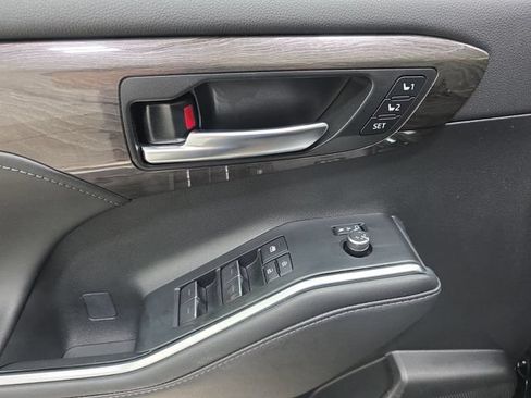 Certified 2025 Toyota Highlander Limited AWD/4WD image 25