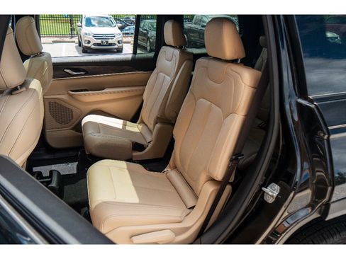 Used 2023 Jeep Grand Cherokee L Limited AWD/4WD image 18