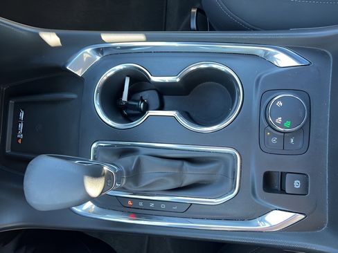 Used 2023 Chevrolet Traverse LT w/ Midnight/Sport Edition image 16