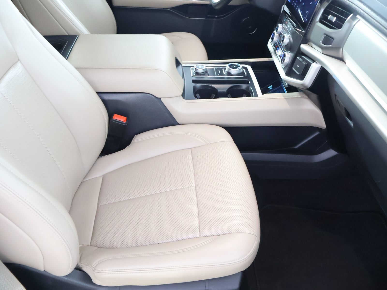Used 2024 Ford Expedition XLT AWD/4WD image 54