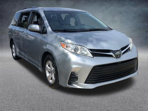 Used 2020 Toyota Sienna LE w/ Carpet Mat Package FWD image 15
