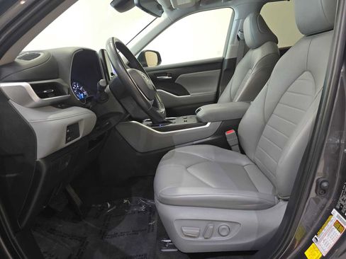 Used 2023 Toyota Highlander XLE AWD/4WD image 22