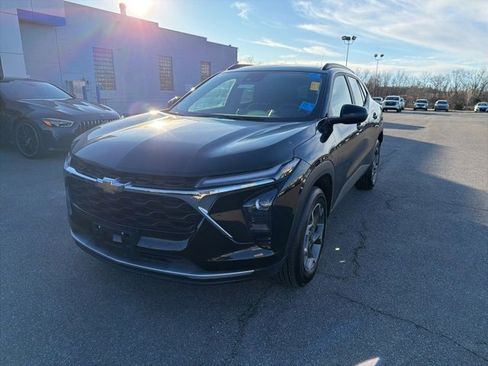 Used 2025 Chevrolet Trax LT w/ LT Convenience Package image 2