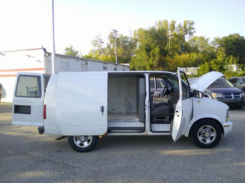 Used 2003 Chevrolet Astro w/ Convenience Pkg image 44