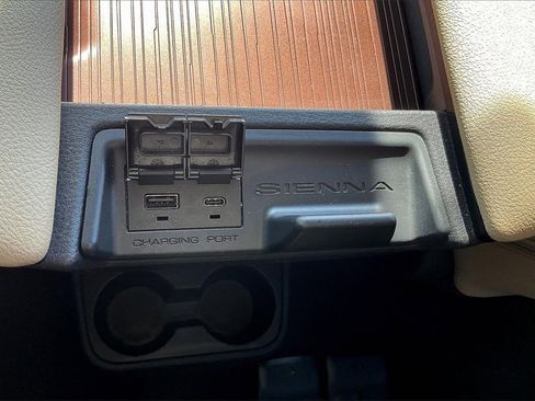 Used 2024 Toyota Sienna XLE image 23