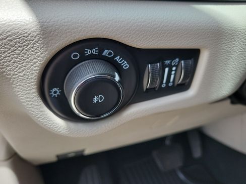 Used 2023 Chrysler Pacifica Touring-L FWD image 28