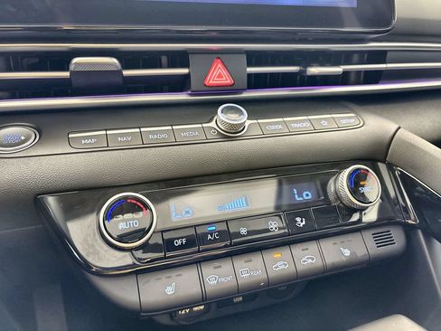 Certified 2025 Hyundai Elantra SEL FWD image 17
