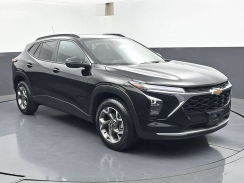 Used 2025 Chevrolet Trax LT w/ LT Convenience Package FWD image 2