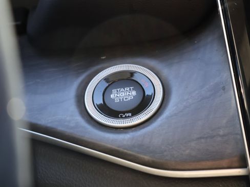 Used 2021 Jeep Grand Cherokee L Limited w/ Luxury Tech Group II image 32