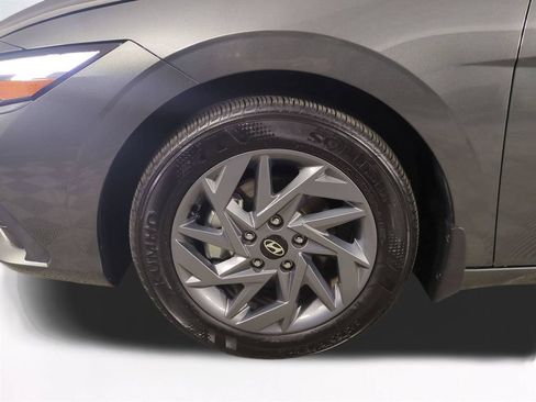 Used 2025 Hyundai Elantra Hybrid FWD image 11