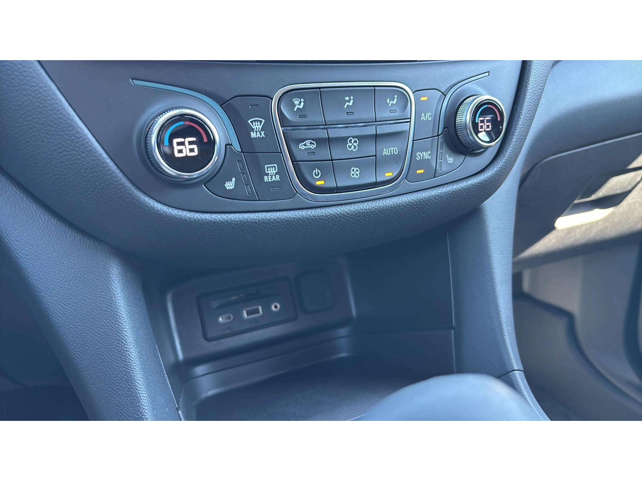 Used 2023 Chevrolet Equinox LT AWD/4WD image 20