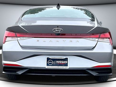 Used 2022 Hyundai Elantra SEL w/ Winter Weather Package FWD image 2