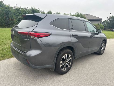 Used 2022 Toyota Highlander XLE AWD/4WD image 13