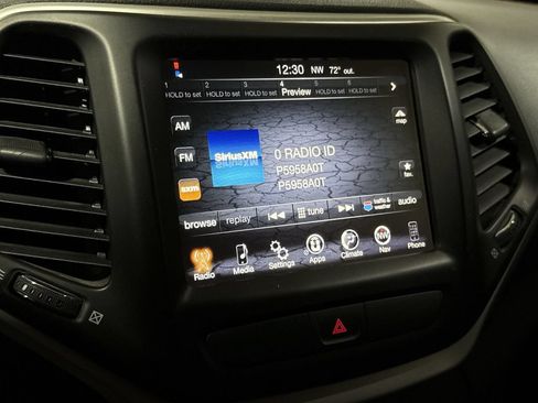 Used 2016 Jeep Cherokee Trailhawk AWD/4WD image 14