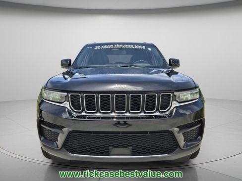 Used 2024 Jeep Grand Cherokee Laredo AWD/4WD image 5