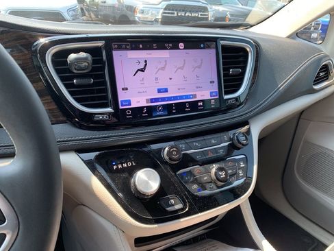 Used 2023 Chrysler Pacifica Limited FWD image 7