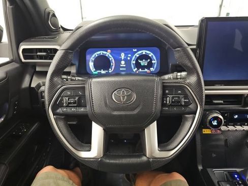 Used 2025 Toyota 4Runner Limited AWD/4WD image 18